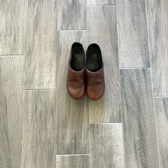 Size 38 Dansko Tooled Leather Clogs - Picture 3 of 12